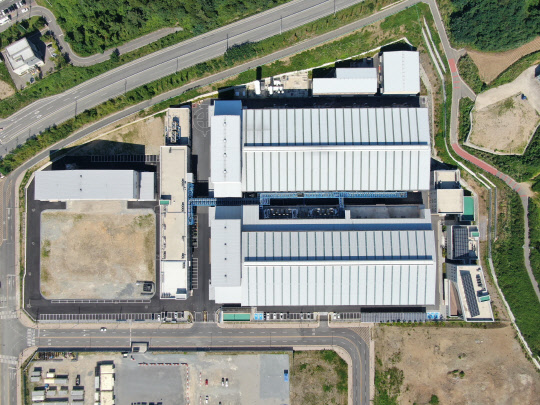 세종시에 위치한 포스코케미칼 음극재 공장 건물의 옥상과 주차장 등에 태양광 패널이 설치돼있다. <포스코케미칼 제공>